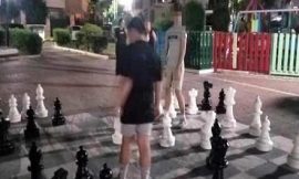 Κατασκευή υπαίθριας σκακιέρας στην Πλατεία Ανεξαρτησίας